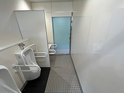 神戸市立大池中学校　1階トイレユニバーサル改修工事